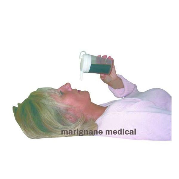 gobelet-pour-personnes-au-lit_1891994656